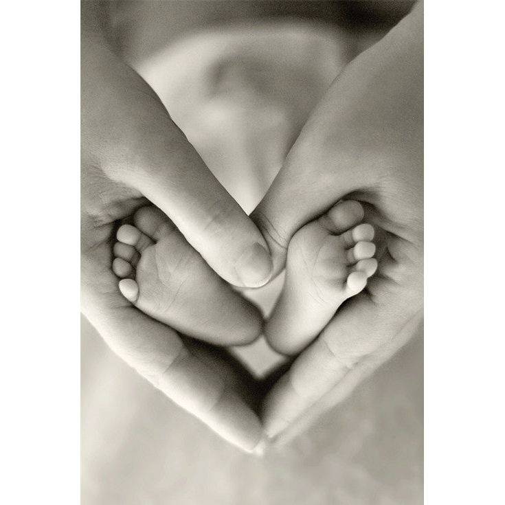 Close-up of a Pictura Baby Feet Baby Card featuring adorable baby feet illustrations, perfect for everyday greeting cards.